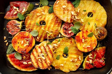 Vaisiai ant kepsninės, pagardinti pipirais