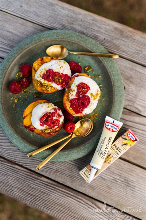 Įvairūs desertų ingredientai: varškė, jogurtas, persikai, aguonos