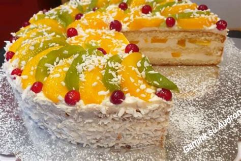 Biskvitinis tortas su persikais ir jogurtiniu kremu