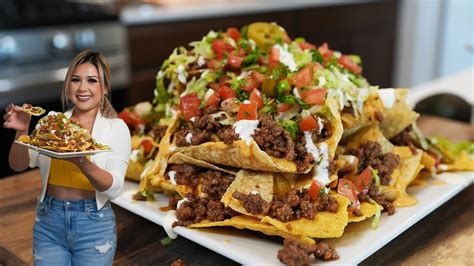 Nachos lėkštė su įvairiais priedais