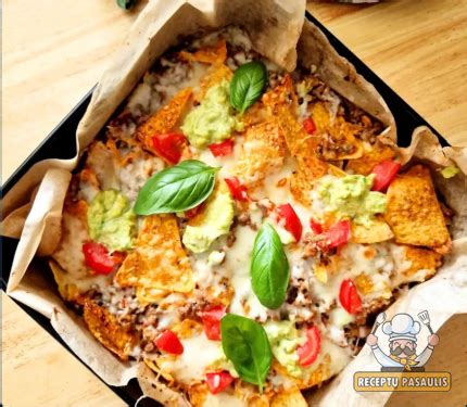 Vegetariški nachos su daug daržovių