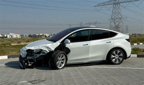 Tesla automobilio avarija
