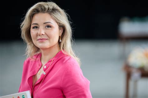 Beata Nicholson ruošia maistą virtuvėje