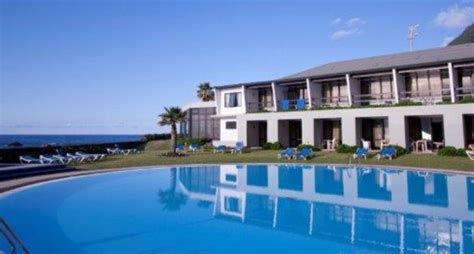 Vaizdas į Estalagem do Mar viešbutį su baseinu ir vandenynu