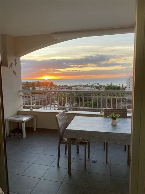 Restorano interjeras su dideliais langais ir vaizdu į vandenyną