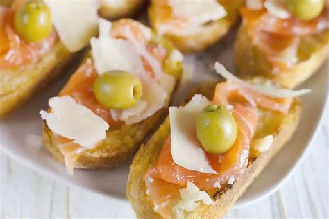 Itališka bruschetta su lašiša