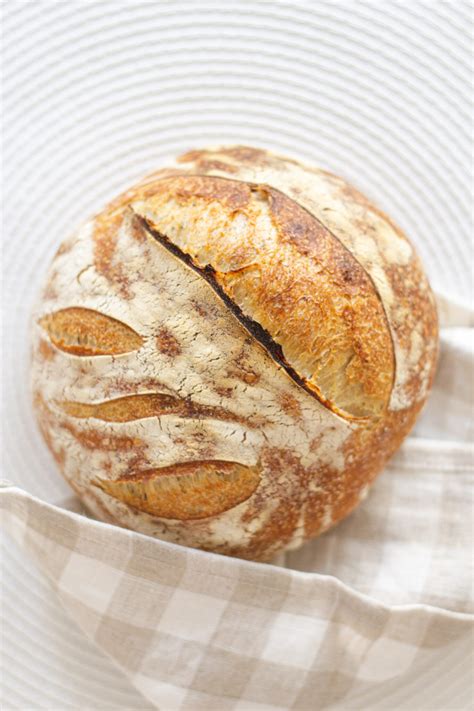 Sourdough duonos kepaliukas su išraižytais raštais