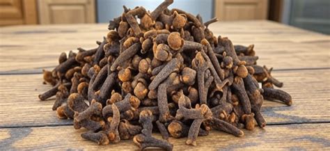 Prieskoniai: cinamonas, gvazdikėliai, kardamonas ant medinio paviršiaus