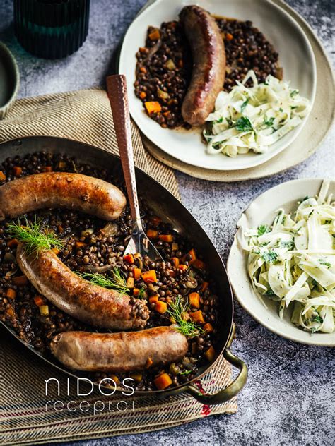 Vokiškų pusryčių stalas su bandelėmis, dešrelėmis ir sūriais