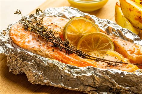 Lašiša folijoje su daržovėmis ir apelsinu