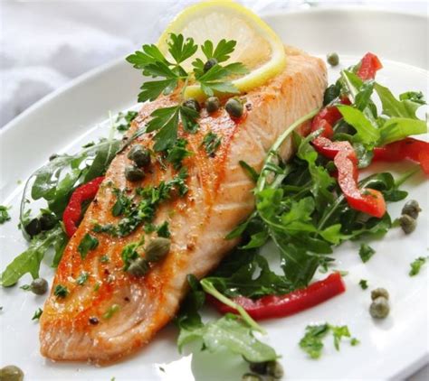 Kepta lašiša su daržovėmis keptuvėje