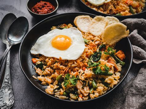 Nasi Goreng patiekalas su keptu kiaušiniu