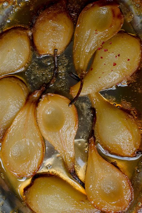 Karamelizuotos kriaušės keptuvėje