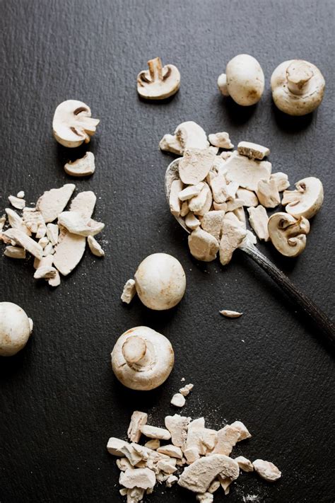 pjaustyti baklazanai ir pievagrybiai keptuveje