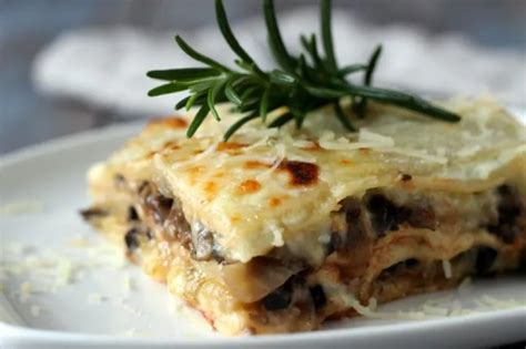 paruošta kepta lazanija su baklažanais ir pievagrybiais