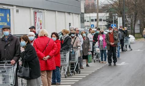 Didelės eilės prie įėjimo į HBH savaitgaliais