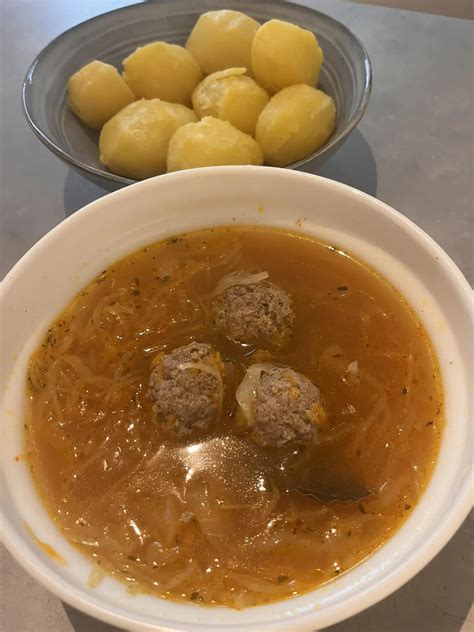 Raugintų kopūstų sriubos su kukuliais dubenėlis