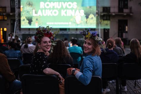 Žmonės lauko kine Kaune