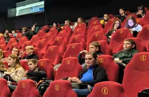 Moksleivių grupė žiūri filmą