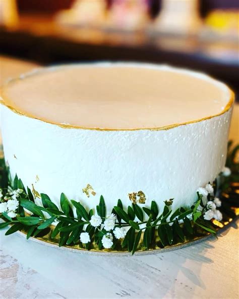 Tortas dekoruotas aukso dulkėmis