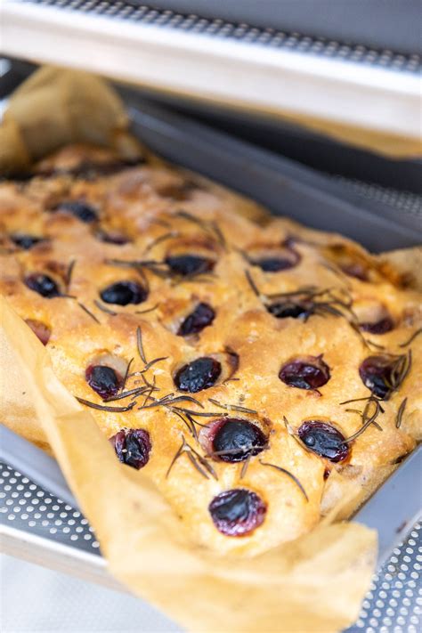 Focaccia duona su rozmarinais ir alyvuogėmis