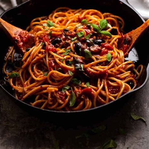 Spaghetti alla puttanesca patiekalas