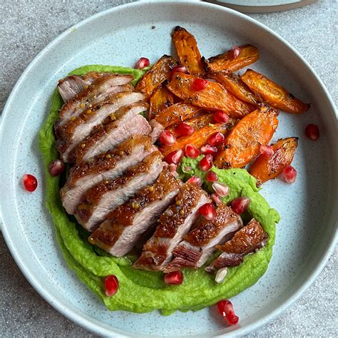 Lėkštė su virtos kiaulienos kumpiu, žirnių tyre ir petražolių padažu