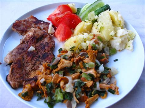 Skirtingi kiaulienos kumpio gabalai su prieskoniais