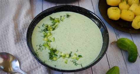 Įvairūs šaltų ir karštų agurkų sriubų ingredientai