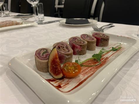 tradiciškai patiekiami gedulingi pietūs su įvairiais patiekalais