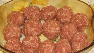 Mėsos kukuliai su bulvėmis kepimo formoje