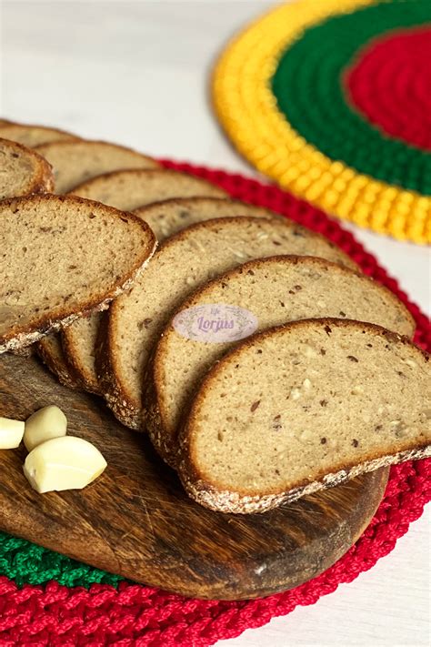Orkaitėje kepta duona su anakardžių padažu