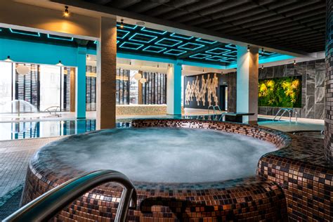 Nykščio namų SPA baseinas su atsipalaiduojančiais žmonėmis