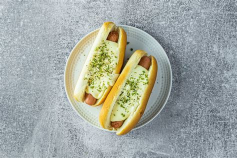 Dešrainis su sūrio padažu ir priedais