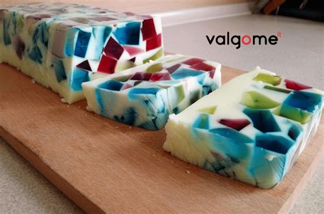 Vaizdas su spalvingais želė gabaliukais torto viduje