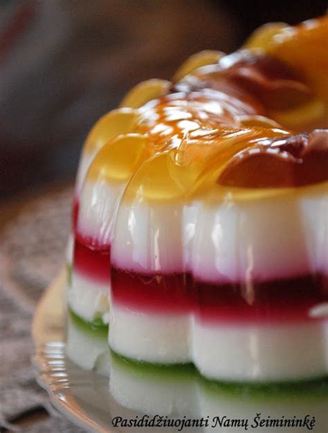 Želė tortas sudėtas iš skirtingų spalvų ir vaisių