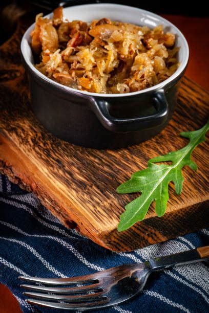 Nuotrauka paruošto šviežių kopūstų troškinio su pupelėmis