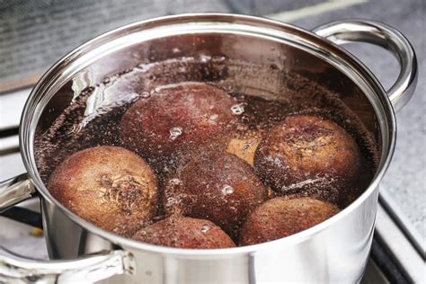 Infografika apie maistinę vertę ir vitaminus kopūstų ir pupelių troškinyje