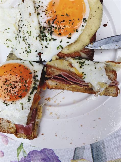 Prancūziškas sumuštinis Croque Madame su kiaušiniu