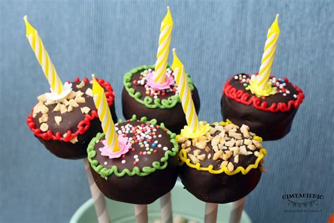 Žaismingi tortukai ant pagaliukų (Cake Pops)