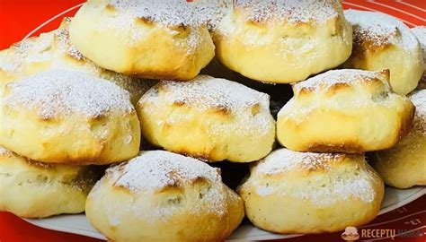 Įvairūs varškės pyragų gabalėliai su skirtingais priedais