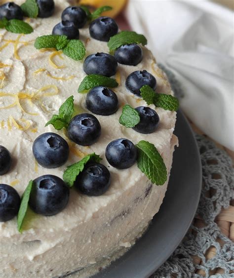 Šokoladinis tortas be glitimo su uogomis