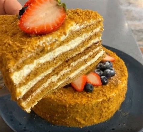 Medaus pyragas su grietinės kremu