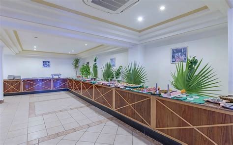 nuotrauka su įvairiais žaliavalgiškais patiekalais