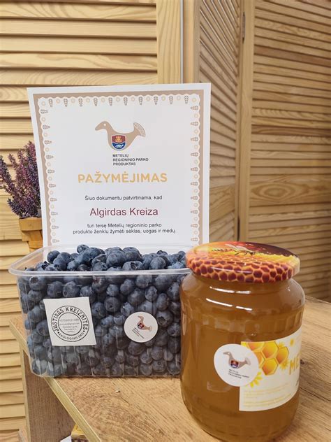 Įvairūs priedai čirviniams blynams: uogos, grietinė, medus