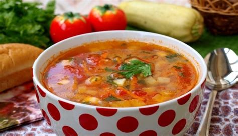 Spalvinga daržovių sriuba su cukinijomis, žirneliais ir paprika
