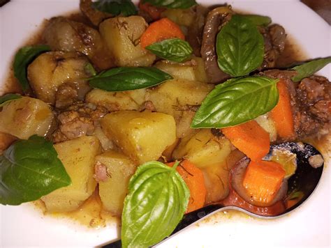 Mėsos troškinys su daržovėmis ir prieskoniais