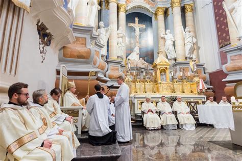 Eucharistijos celebracija ir kunigo rankos