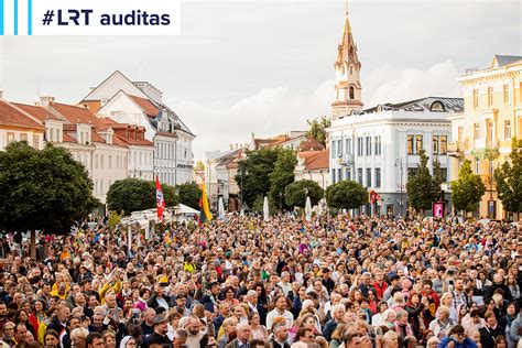 Žmonių minia klausanti Jėzaus, kai kurie abejojantys