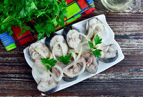 Marinuota skumbrė su svogūnais